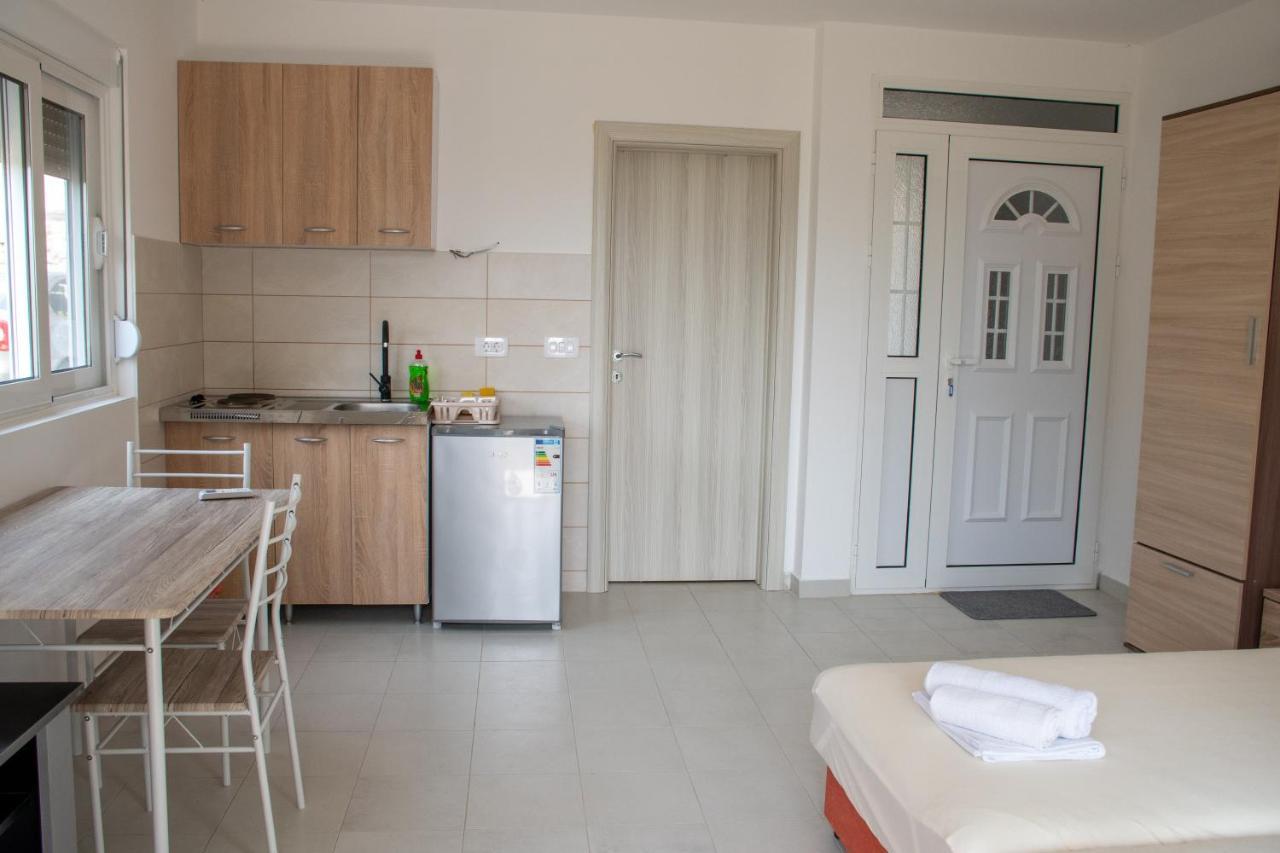 Bay Leaf Apartments โกตอร์ ภายนอก รูปภาพ