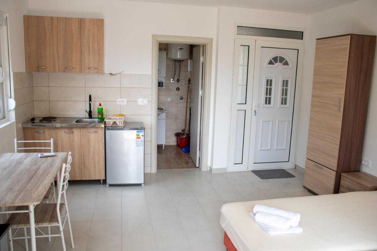 Bay Leaf Apartments โกตอร์ ภายนอก รูปภาพ