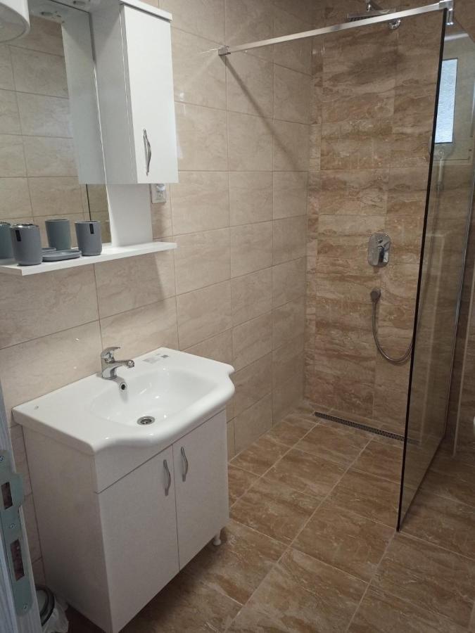 Bay Leaf Apartments โกตอร์ ภายนอก รูปภาพ